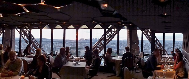jules-verne-restaurace-pariz